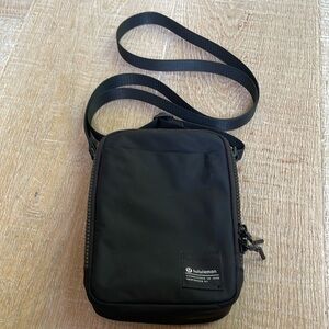 Lululemon Easy Access Crossbody Bag. 1.5 L.